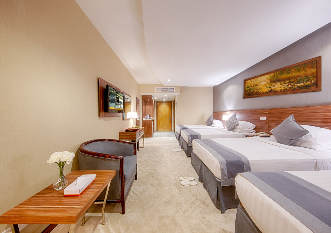 Al Safwah Royale Orchid - Luxury room interior with Haram view, premium Umrah accommodation facilities and amenities