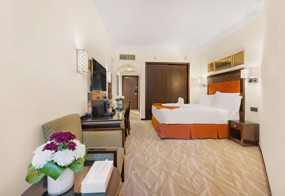 Anjum Hotel Makkah Gallery - Premium Accommodation Anjum Hotel Makkah - Luxury room interior with Haram view, premium Umrah accommodation facilities and amenities