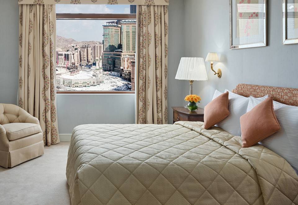 Anjum Hotel Makkah Gallery - Premium Accommodation Anjum Hotel Makkah - Luxury room interior with Haram view, premium Umrah accommodation facilities and amenities