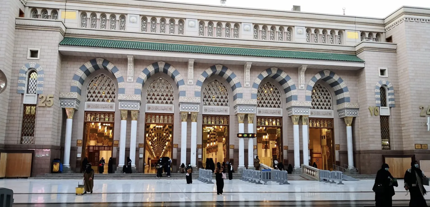 Top Hotels in Madinah Near Ladies Entrance Gate: Your Ultimate Guide